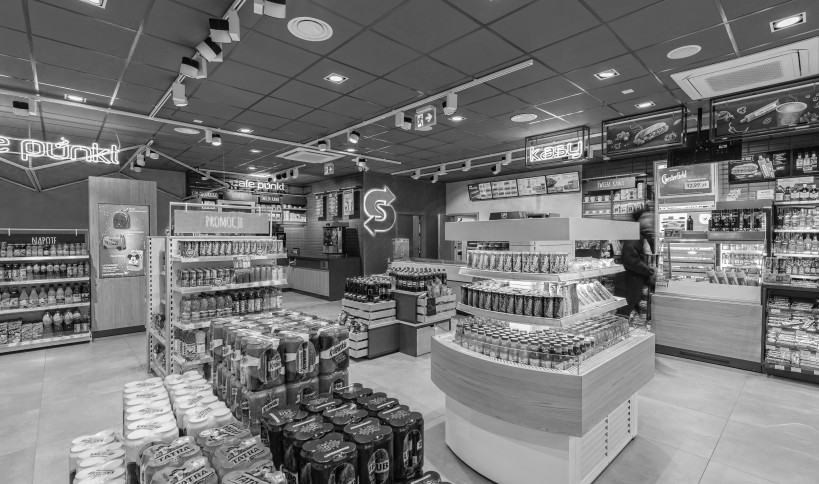 Monitory nad kasami przedstawiają aktualną ofertę sklepową i gastronomiczną