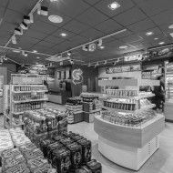 Monitory nad kasami przedstawiają aktualną ofertę sklepową i gastronomiczną